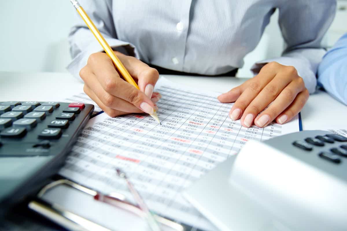 close-up-busy-businesswoman